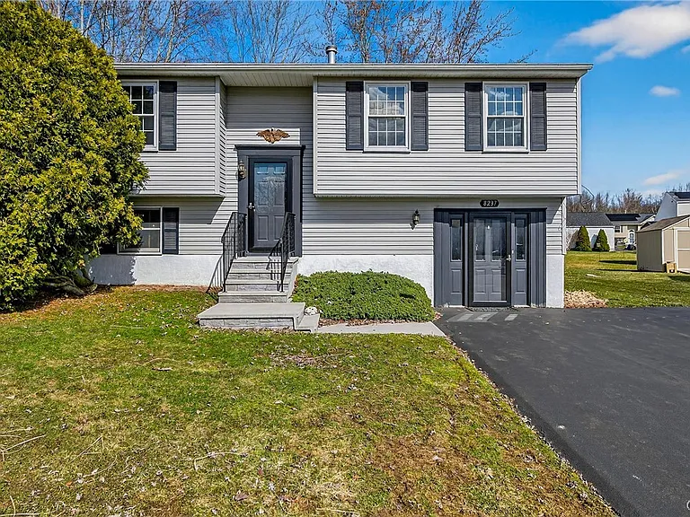 8237 Mantova Dr — Photo 2