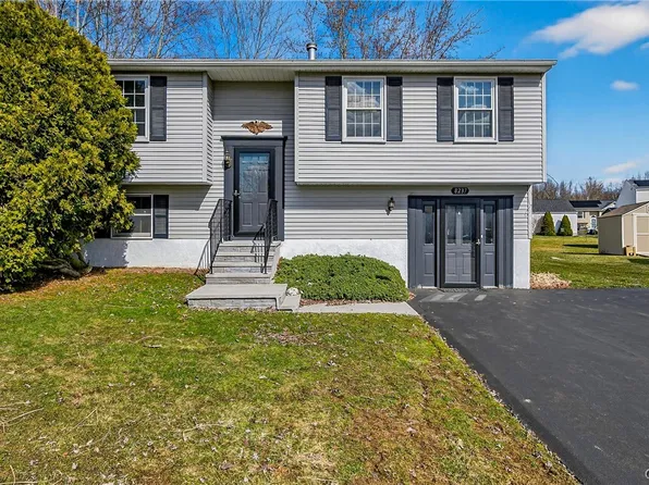 8237 Mantova Dr, Clay, NY 13041