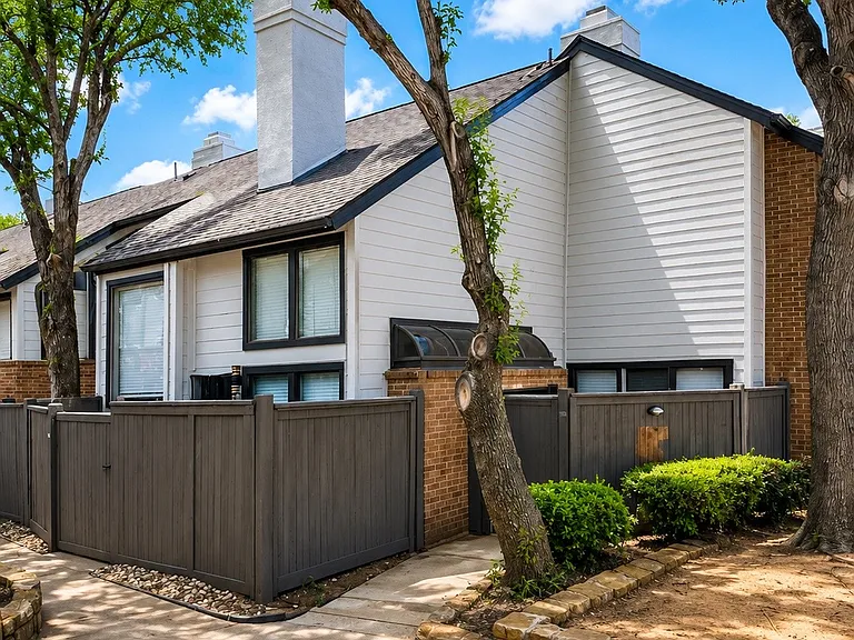 Woodbridge Townhomes — Photo 6
