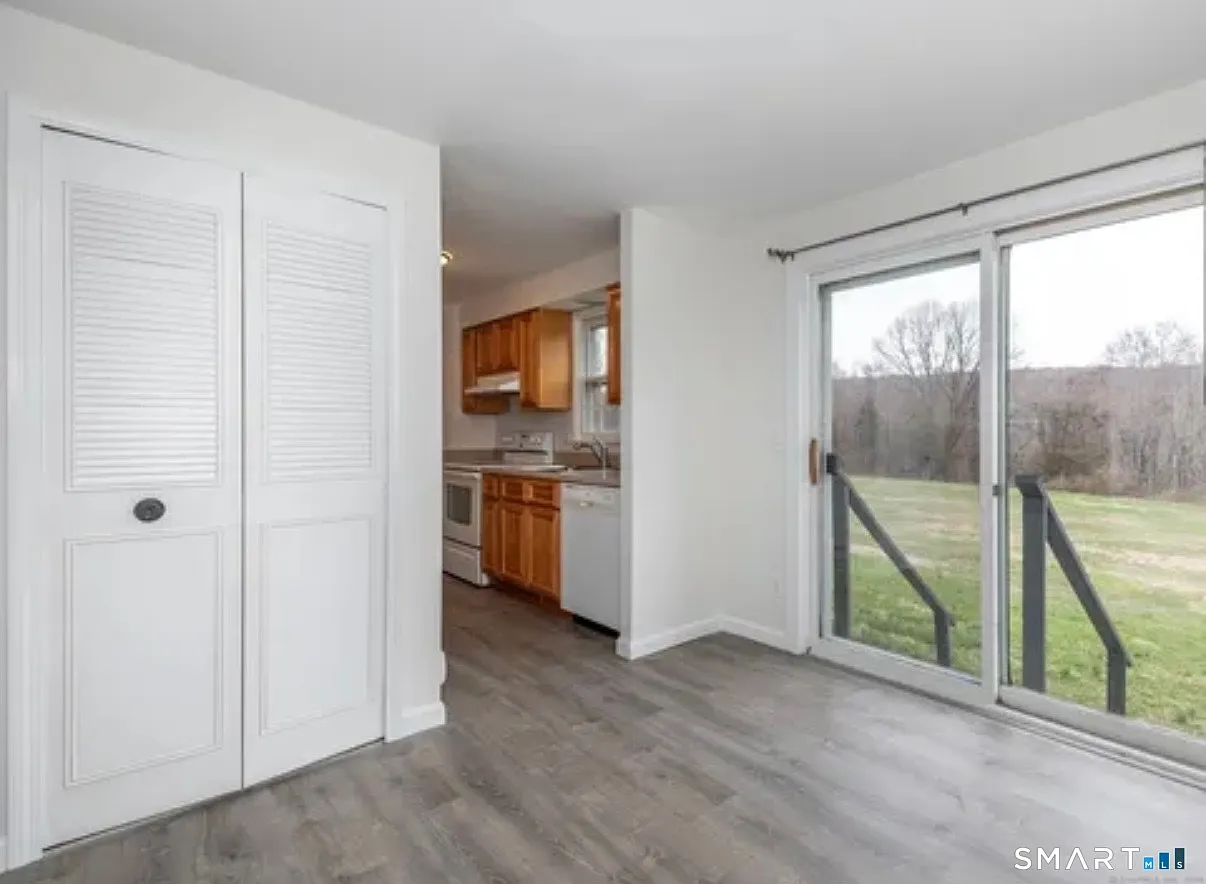 2 bed, 1.5 bath, 1058 sqft, $2,400 — Photo 3