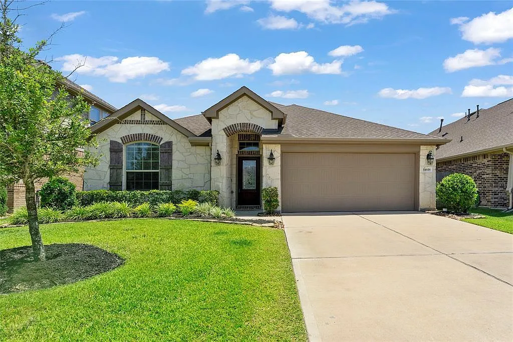 4 bed, 2.0 bath, 2284 sqft, $2,650 — Photo 1