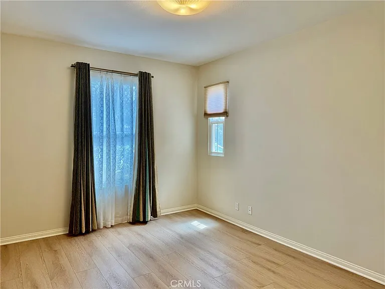 102 Chestnut Grv — Photo 2