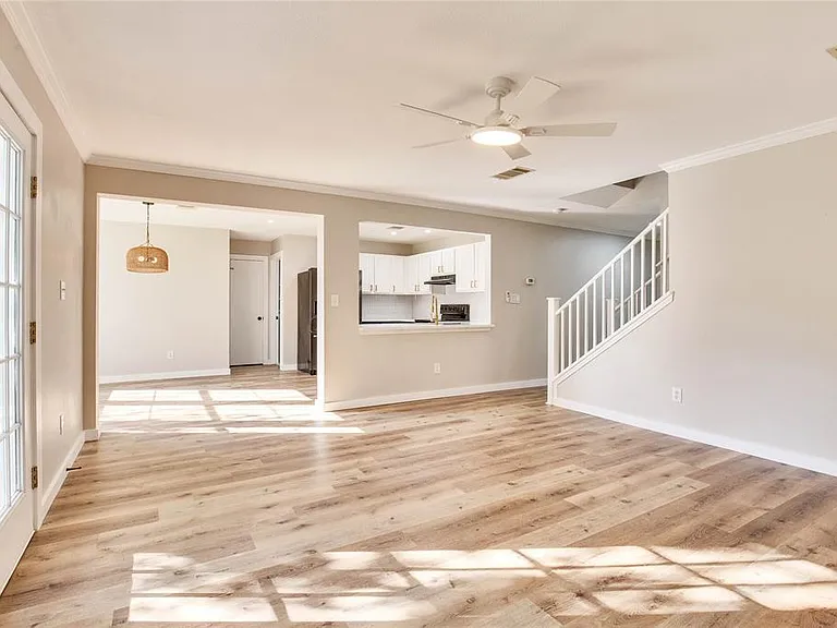 1201 Del Roy Dr — Photo 4