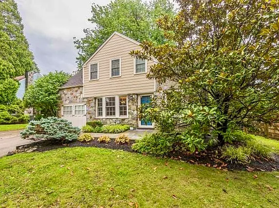 971 Conestoga Rd — Photo 3