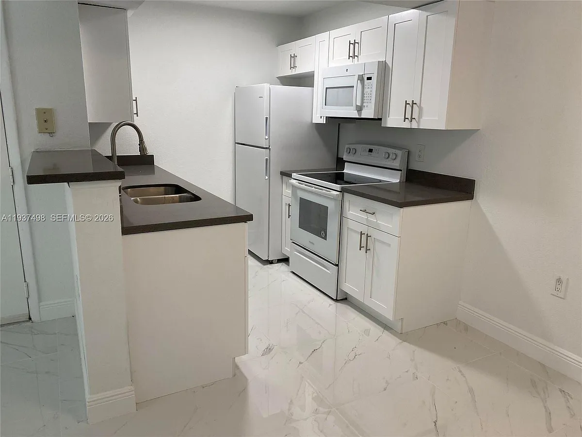 Building Photo - 15560 SW 104th Ter #619