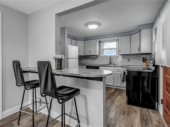 3rd image of 156 Greenway Blvd