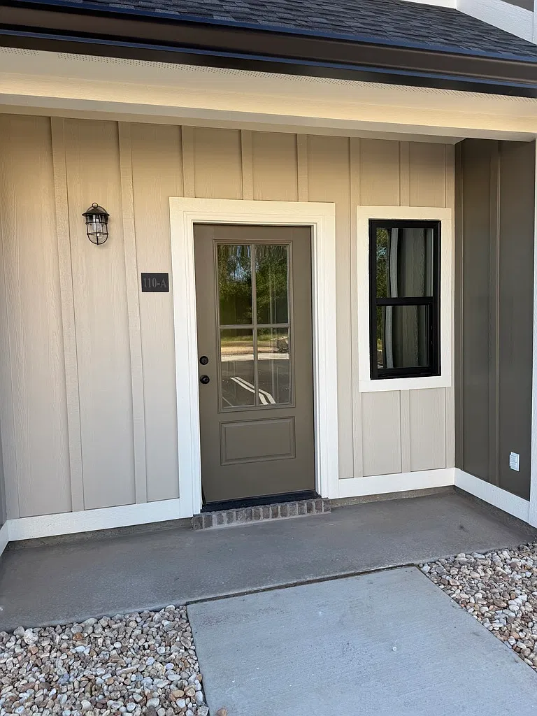 Luxurious 3 Bedroom Townhome — Photo 1