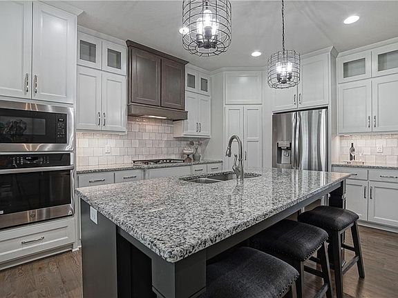 5th image of 4708 NE Pocono Cir