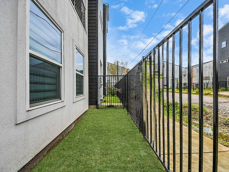 531 Schweikhardt St — Photo 16