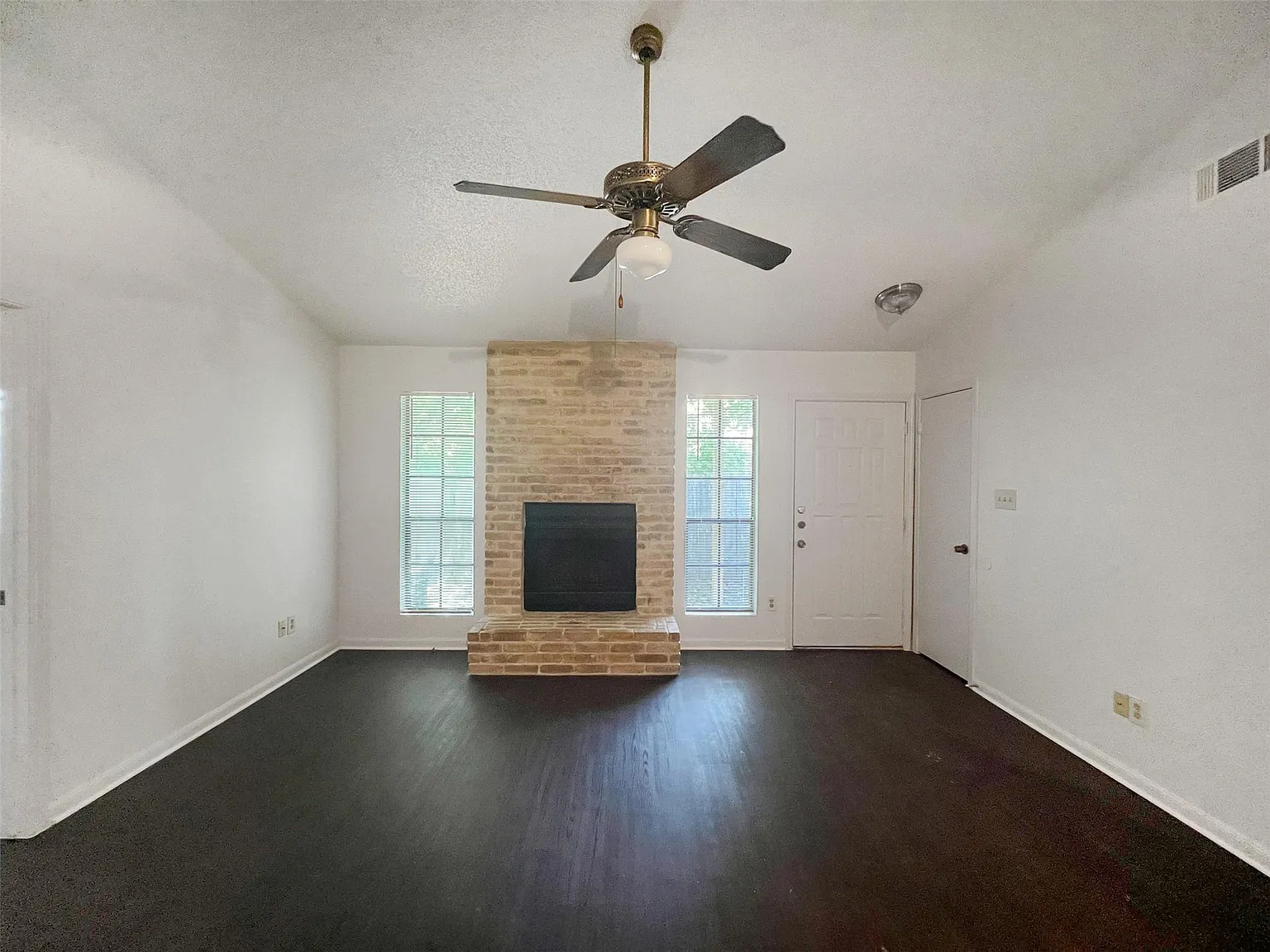 3 bed, 2.0 bath, 950 sqft, $1,395 — Photo 4