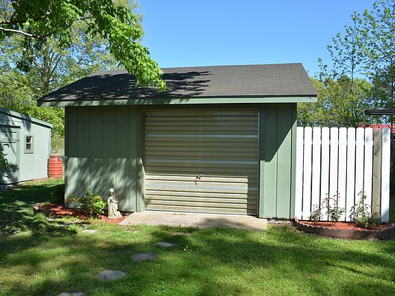 Detached garage