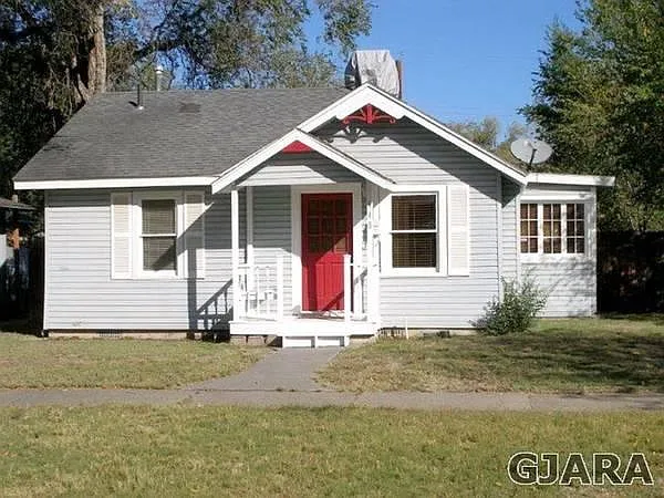 948 Hill Ave — Photo 1