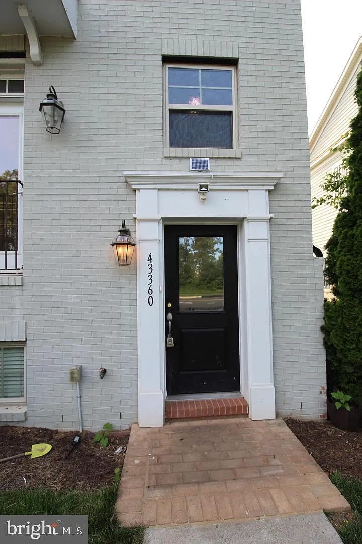 3 bed, 2.5 bath, 2512 sqft, $3,400 — Photo 1