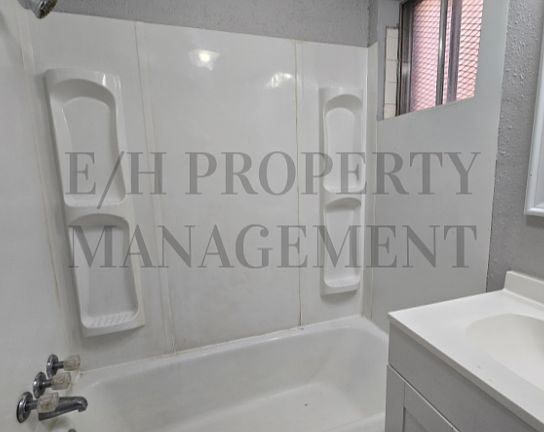 4th image of 1916-1924 S Broadway St #27