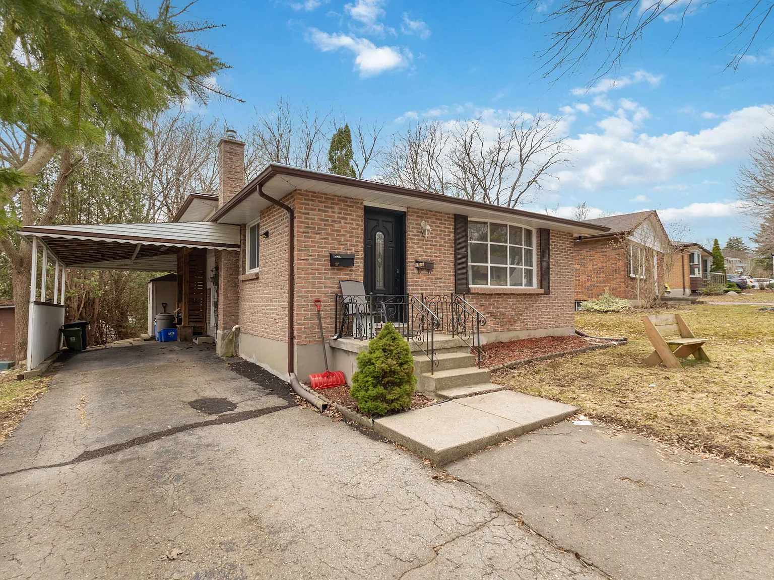 156 Paperbirch Crescent London — Photo 4