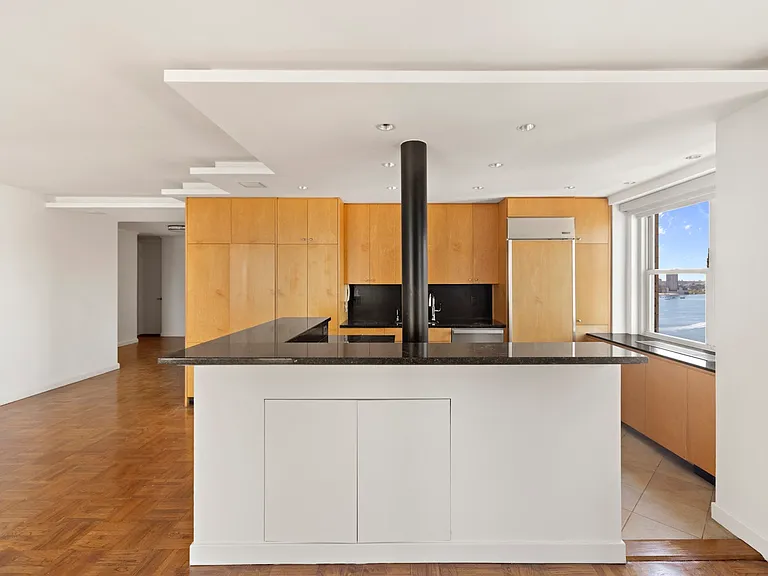 300 E 40th St #27R — Photo 4