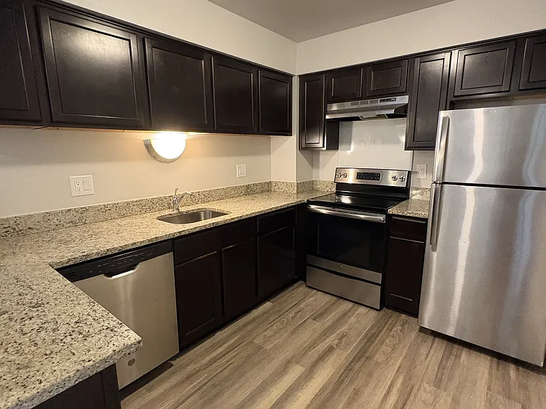 Lakeside Village Apartments — Photo 104