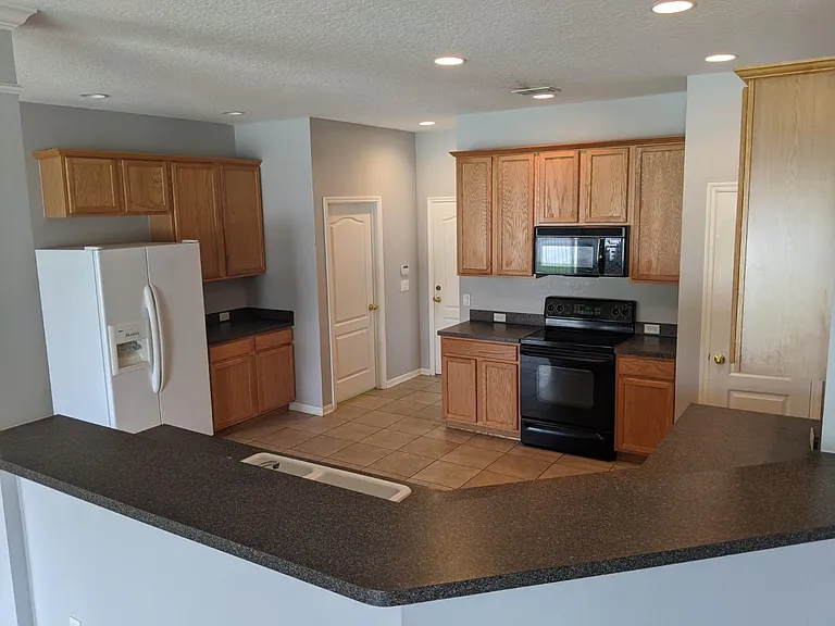 750 Lake Cove Pointe Cir — Photo 15