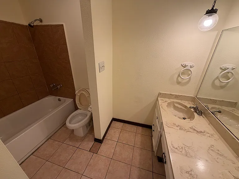2104 Colonial Dr — Photo 9