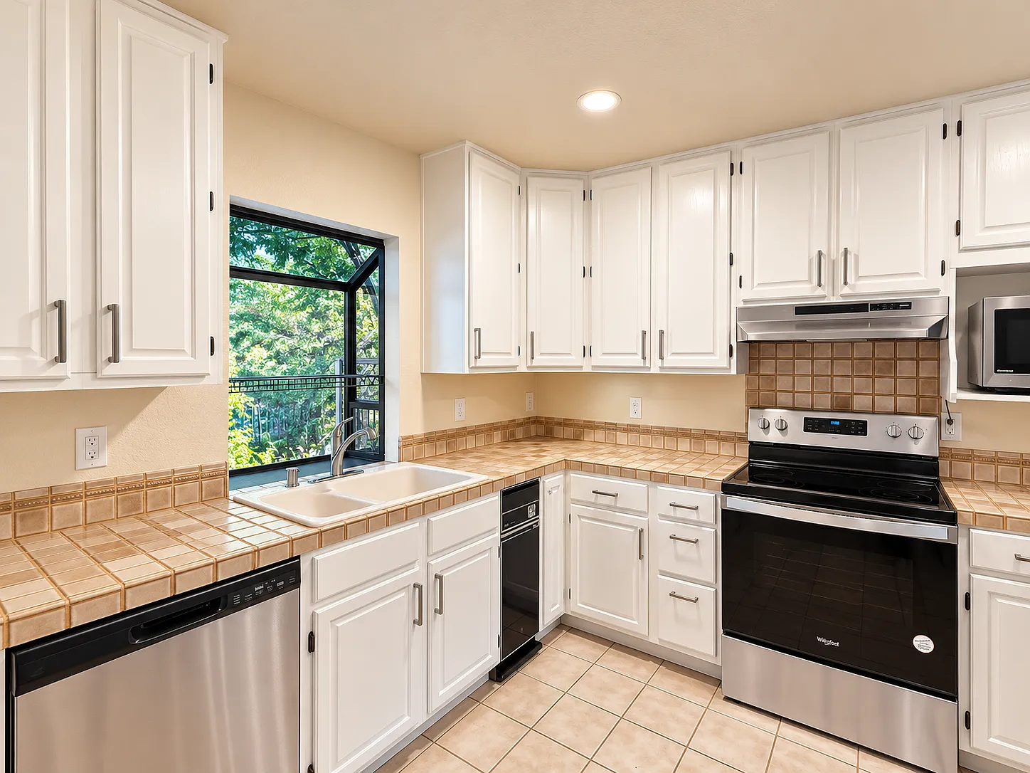 3 bed, 3.5 bath, 2200 sqft, $6,495 — Photo 4