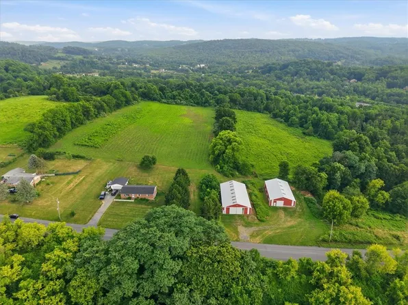 4065 Country Side Ln, Hellertown, PA 18055
