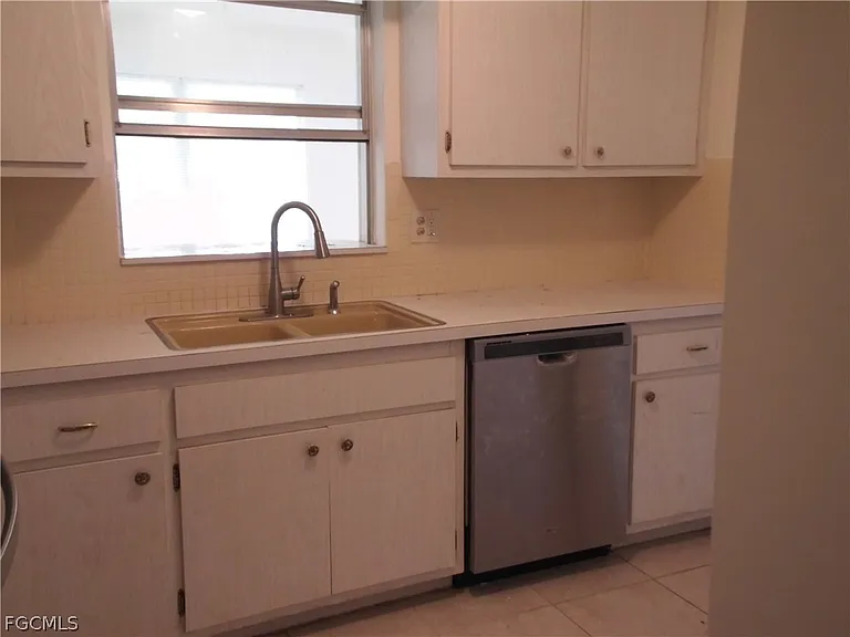 242 S Lake Dr — Photo 6