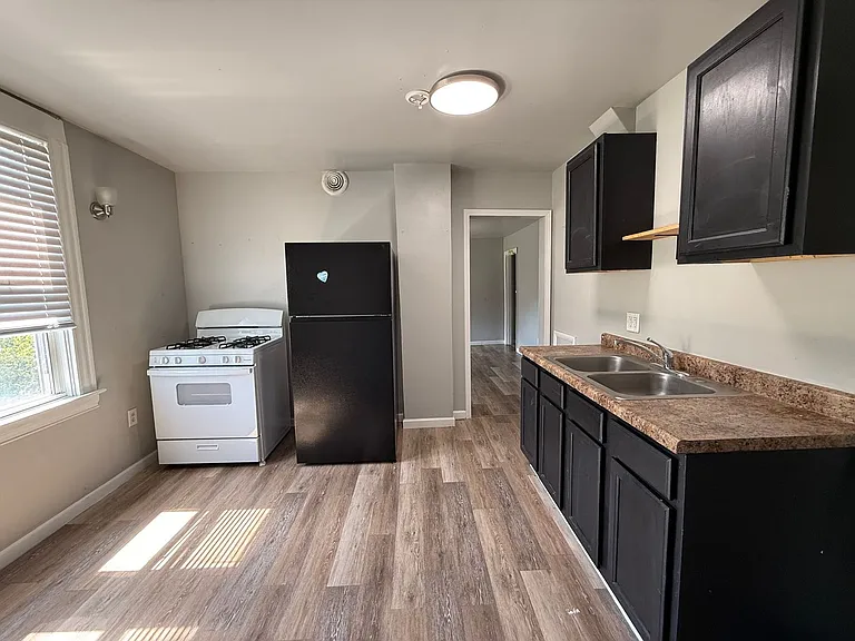 129 3rd Ave — Photo 9
