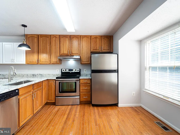 413 Lakeview Ct — Photo 6