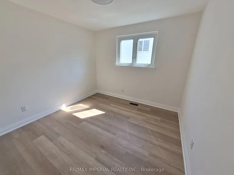 757 Pam Cres — Photo 15