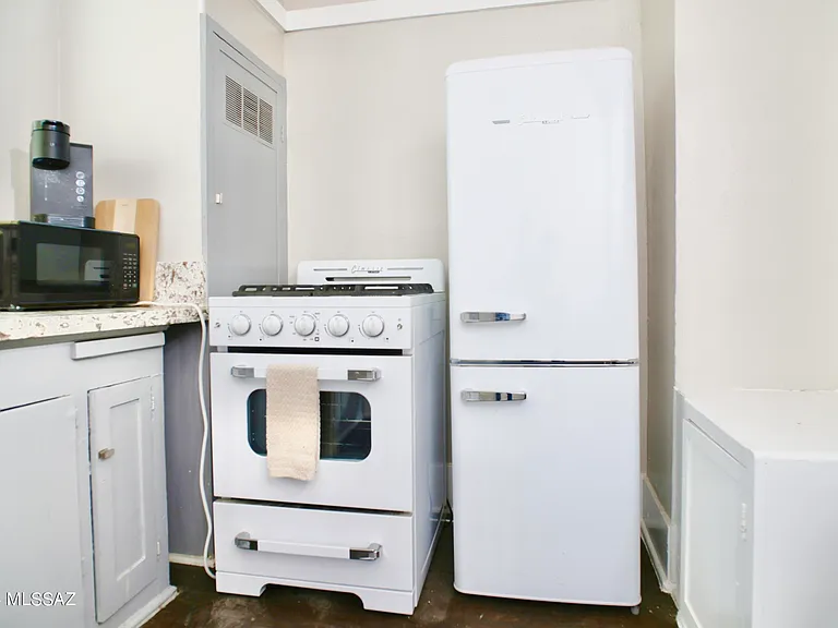 12 E University Blvd #14 — Photo 8