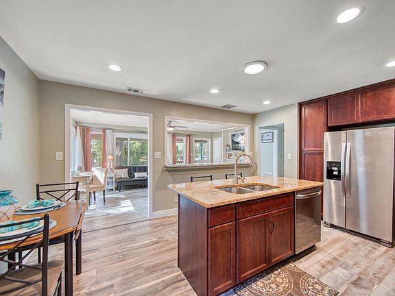 5th image of 2316 Lancaster Dr