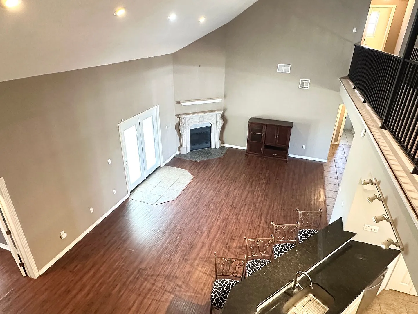 Large 5 Bedroom Home with In-ground Pool, Storm Cellar and Workshop — Photo 3