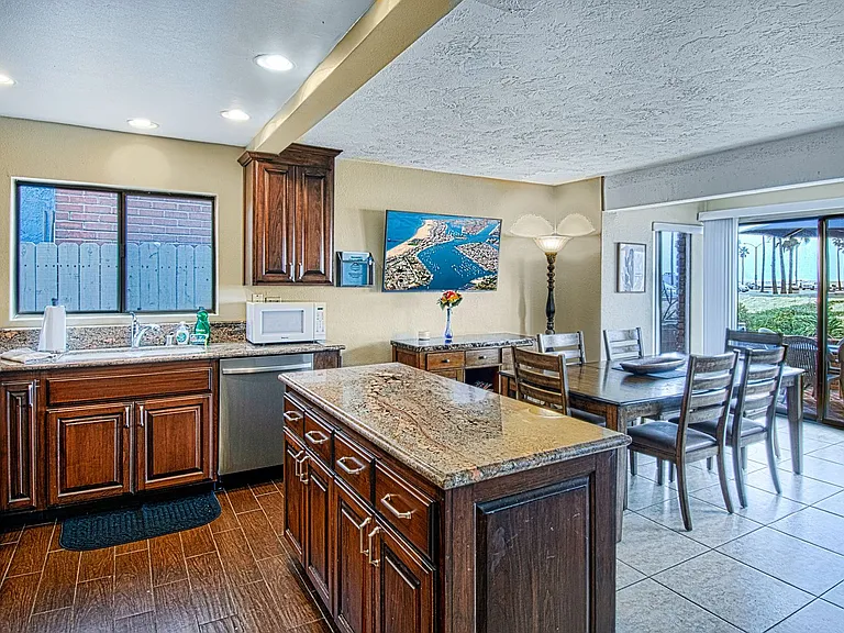 414 E Oceanfront — Photo 38