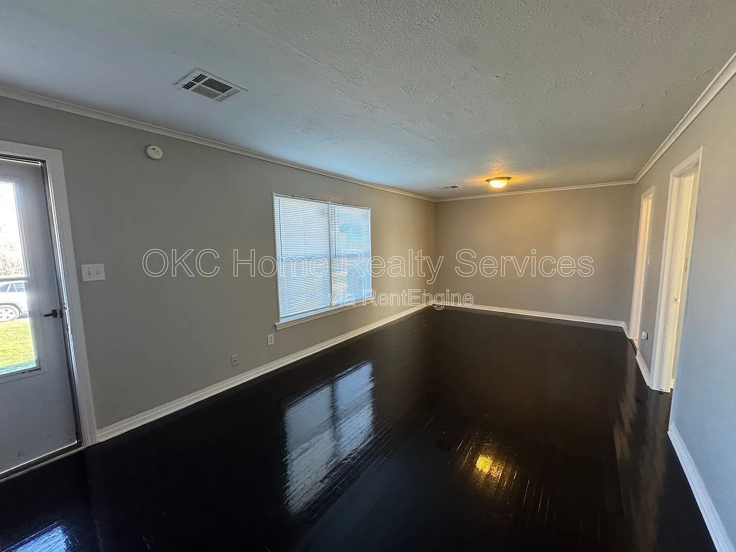 3 bed, 1.0 bath, 1118 sqft, $1,095 — Photo 2