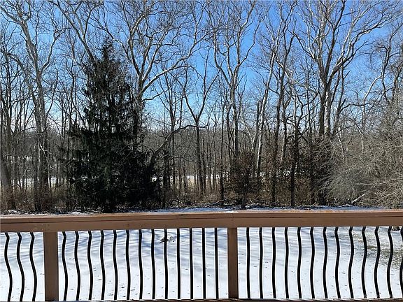 4th image of 391 Silver Creek Dr