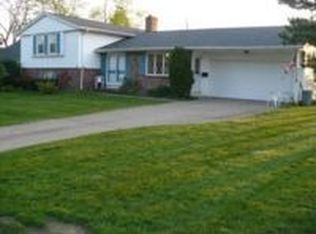 2 Sandhurst Ln, Williamsville, NY 14221