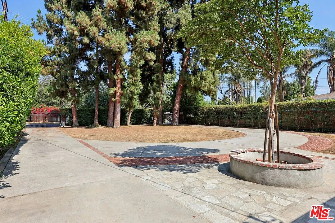 3 bed, 2.0 bath, 1700 sqft, $4,115 — Photo 3
