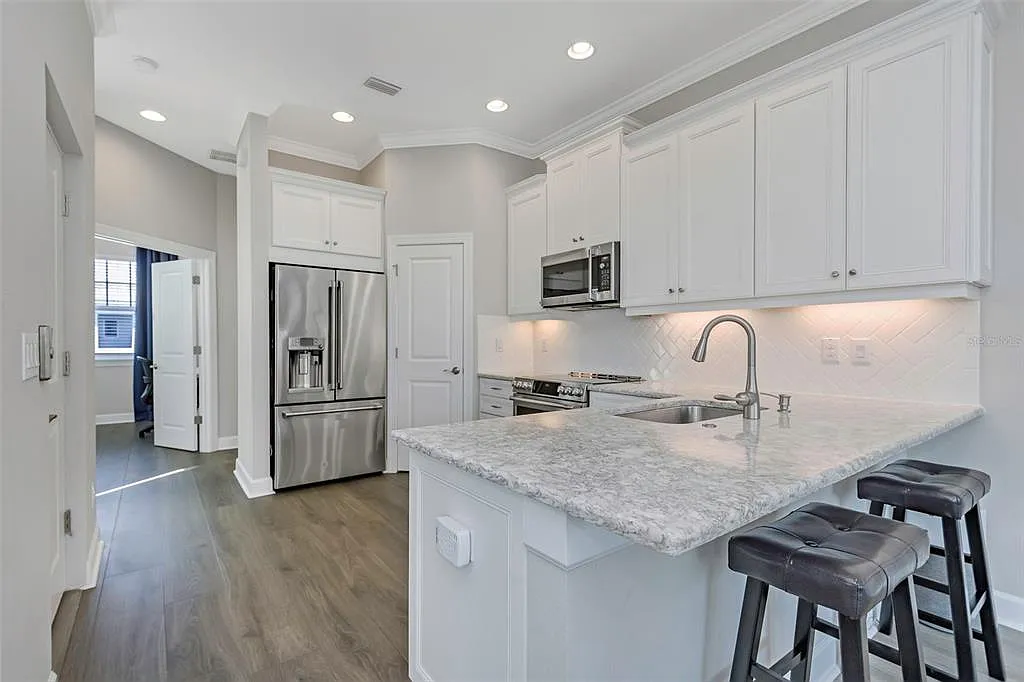 3 bed, 3.0 bath, 2080 sqft, $4,650 — Photo 4