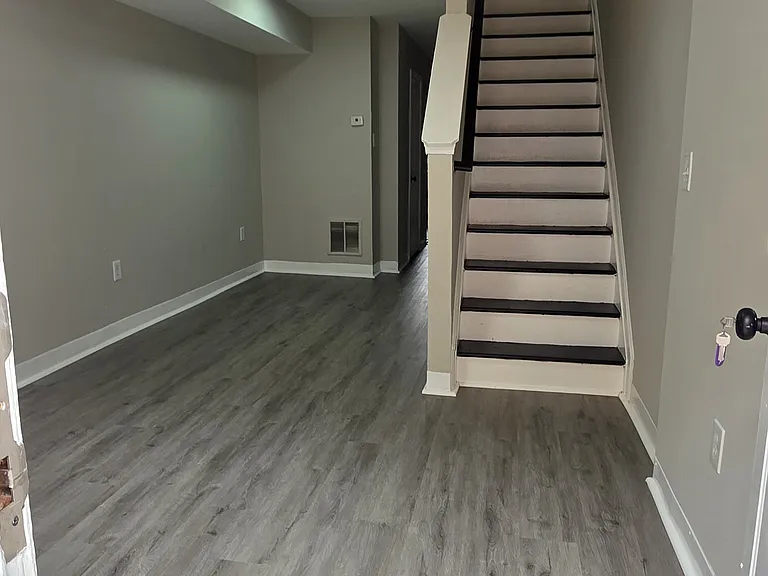 121 N Bradford St — Photo 2