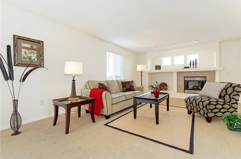 Beautiful 3 Bd. 2.5 Ba. Two Story Home w/attached Garage — Photo 3