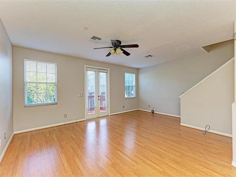 3047 Pointeview Dr — Photo 16