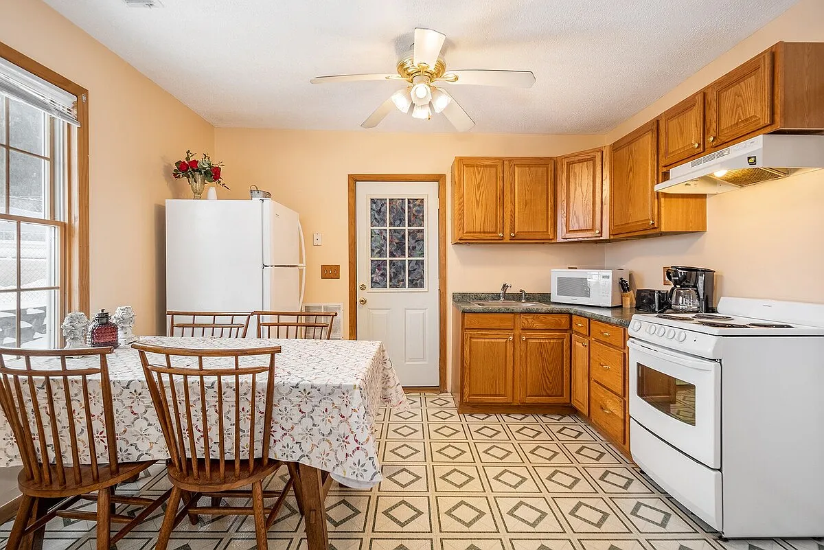 2 bed, $1,300 — Photo 3