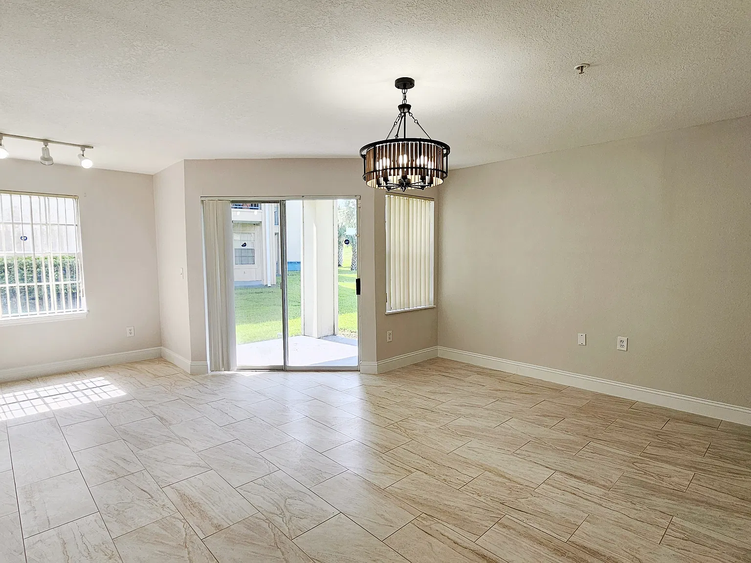 1 bed, 842 sqft, $1,490 — Photo 2