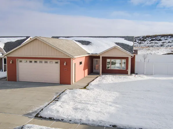 2923 Armstrong St, Bismarck, ND 58504