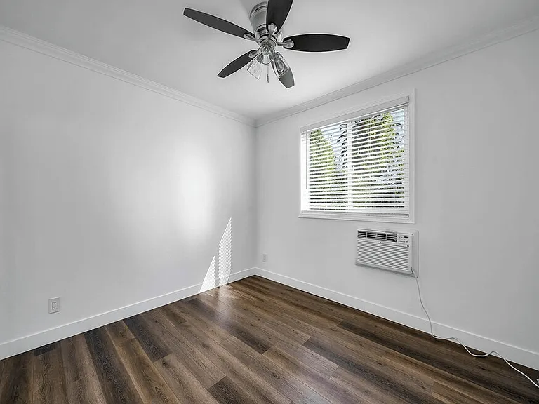 4350 Franklin Ave — Photo 9