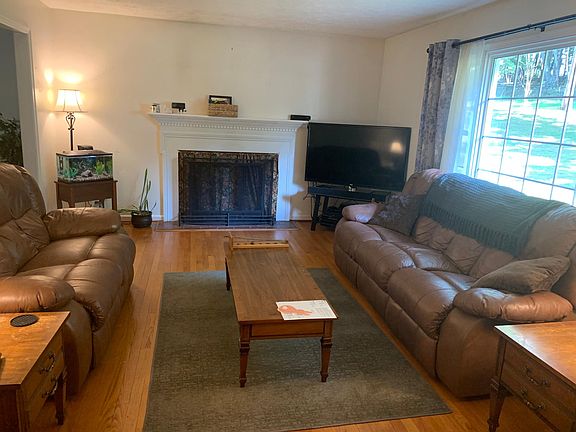 2nd image of 1075 Banbury Ln