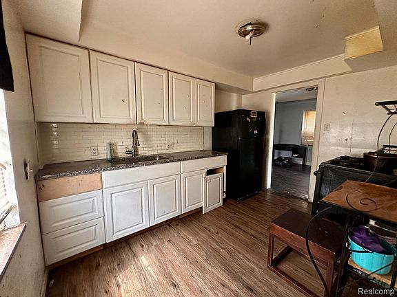 4th image of 15821 Ferguson St