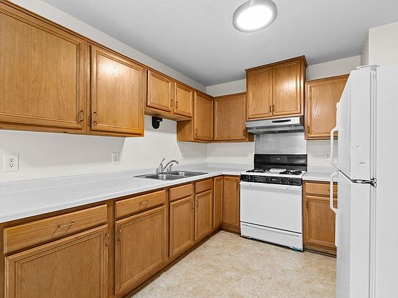 5th image of 16870 Glencoe Ave