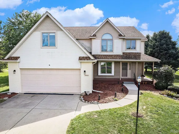 2382 Flagstone Dr, Flushing, MI 48433
