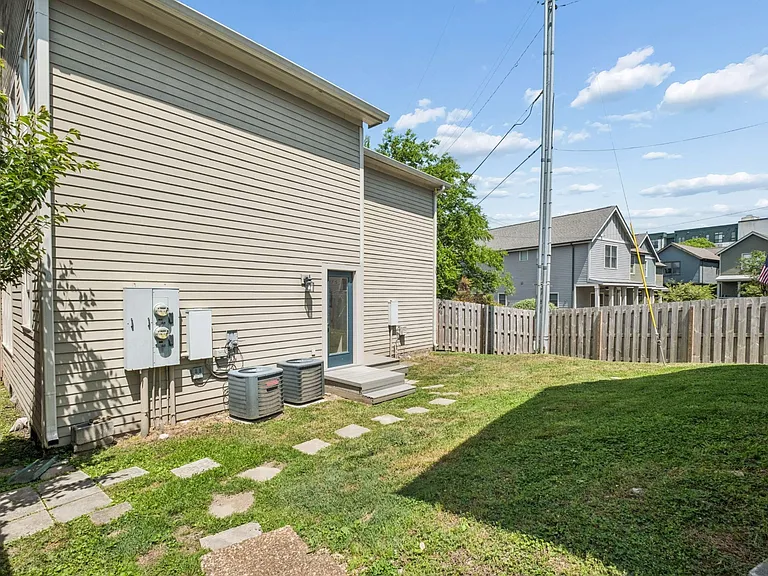415 Van Buren St — Photo 28